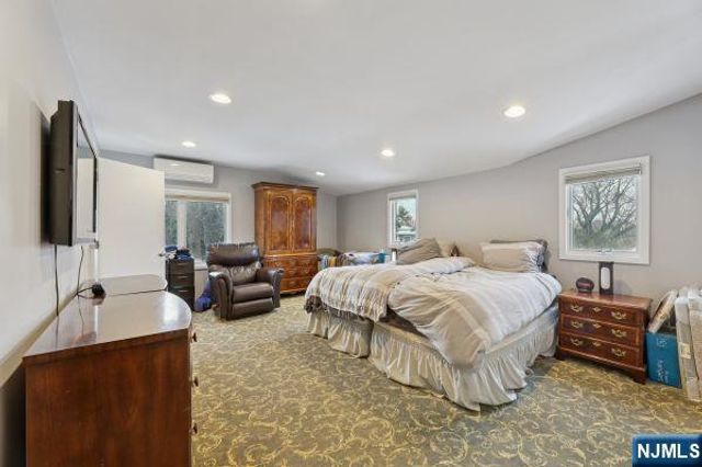 8 Gordon Road, Bergenfield, NJ 07621