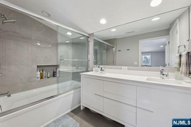 8 Gordon Road, Bergenfield, NJ 07621