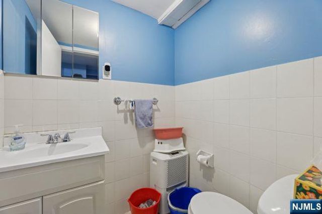 8 Gordon Road, Bergenfield, NJ 07621