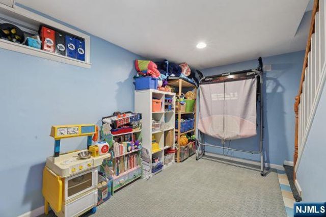 8 Gordon Road, Bergenfield, NJ 07621