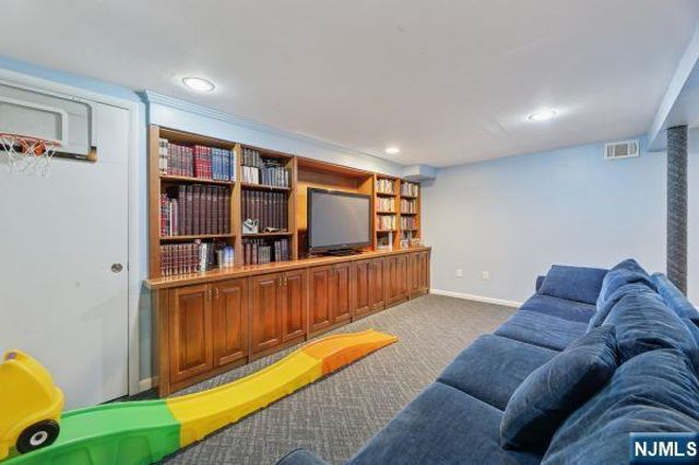 8 Gordon Road, Bergenfield, NJ 07621