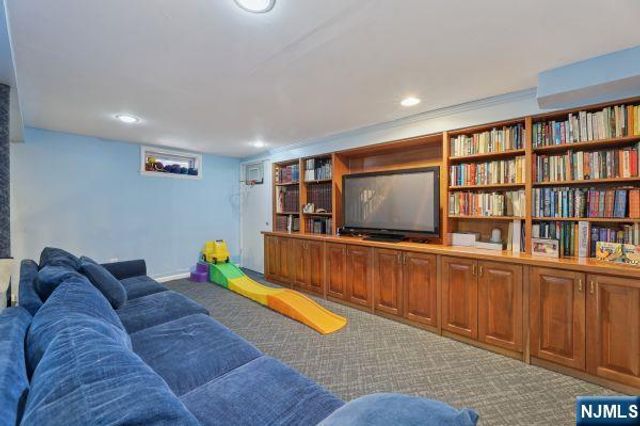 8 Gordon Road, Bergenfield, NJ 07621