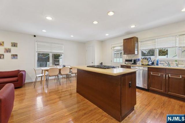 8 Gordon Road, Bergenfield, NJ 07621