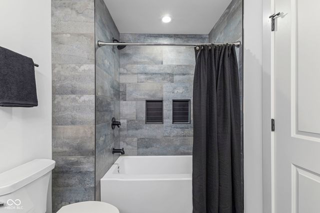 5874 Harbour Town Drive, Noblesville, IN 46062