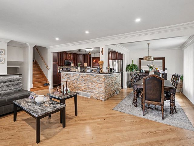 5858 W 88th Place, Oak Lawn, IL 60453