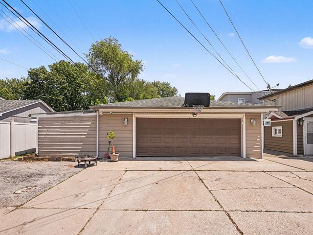 5858 W 88th Place, Oak Lawn, IL 60453
