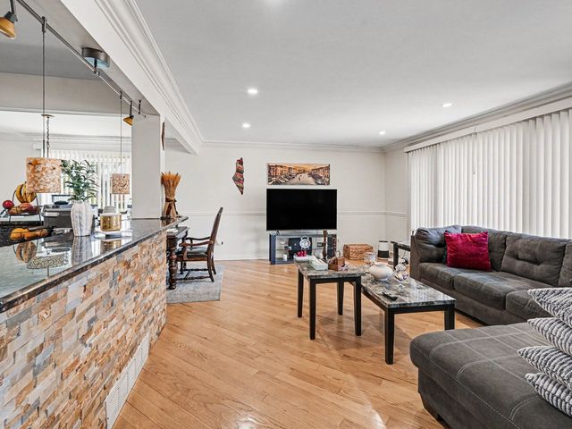 5858 W 88th Place, Oak Lawn, IL 60453