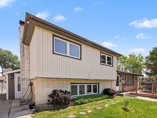 5858 W 88th Place, Oak Lawn, IL 60453