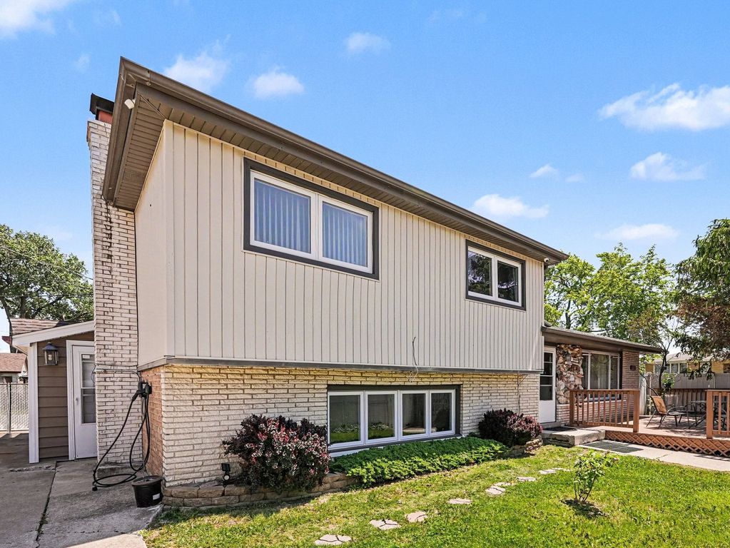 5858 W 88th Place, Oak Lawn, IL 60453