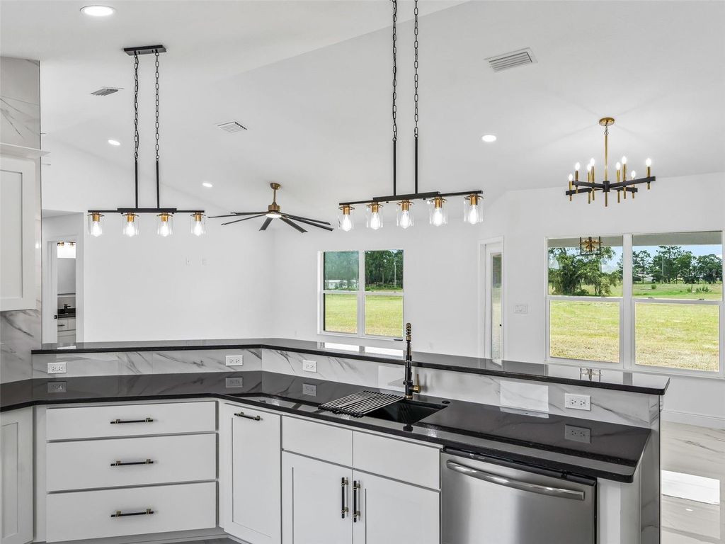Image 13 of property listing at 14461 SE 80TH STREET, Morriston, FL 32668
