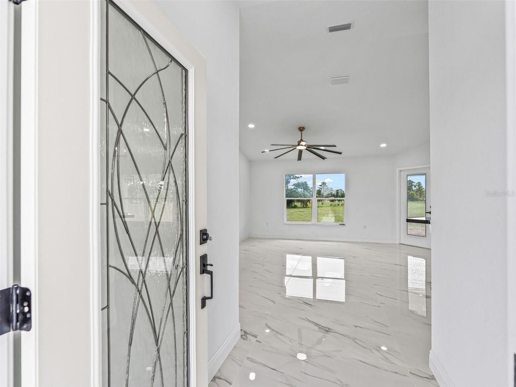 Image 5 of property listing at 14461 SE 80TH STREET, Morriston, FL 32668