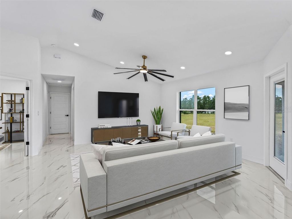 Image 7 of property listing at 14461 SE 80TH STREET, Morriston, FL 32668