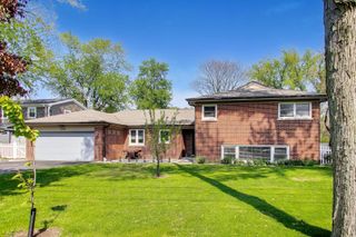 2725 Roslyn Lane, Highland Park, IL 60035