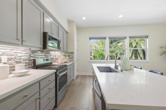 302 Cherokee Loop, Mountain View, CA 94043