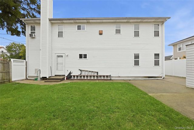 75 Harding Place, Freeport, NY 11520
