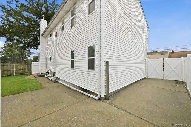 75 Harding Place, Freeport, NY 11520