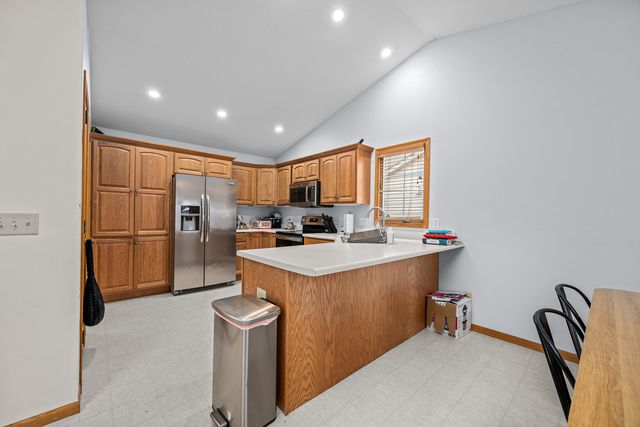 6703 BROOKVIEW Lane, Davenport, IA 52806