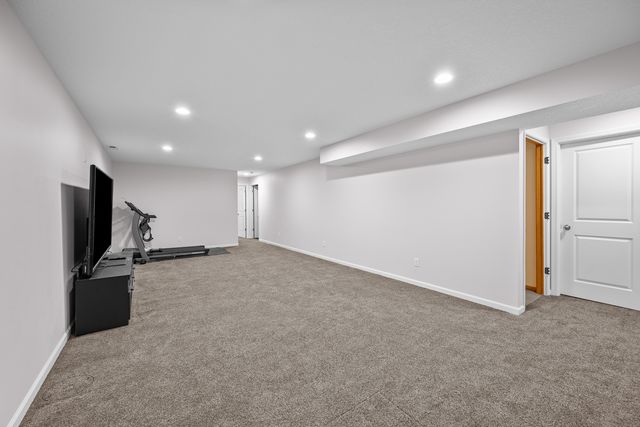 6703 BROOKVIEW Lane, Davenport, IA 52806
