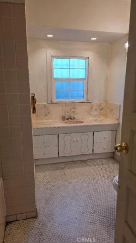 250 N Ridgewood Place North, Los Angeles, CA 90004