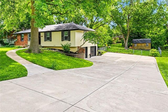 2407 NW 88th Street, Kansas City, MO 64154