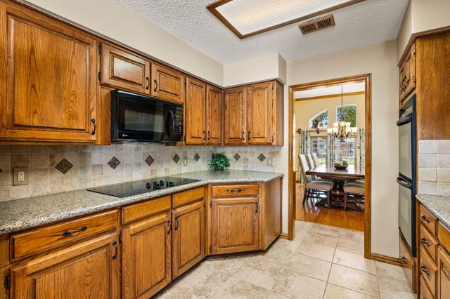 517 Highland Park Drive, Hurst, TX 76054