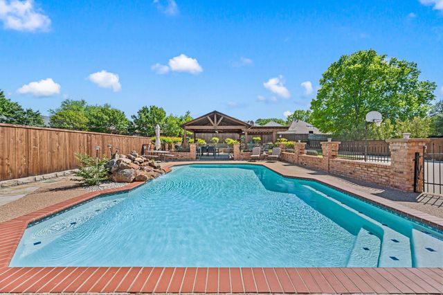 517 Highland Park Drive, Hurst, TX 76054