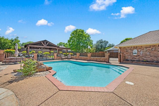 517 Highland Park Drive, Hurst, TX 76054