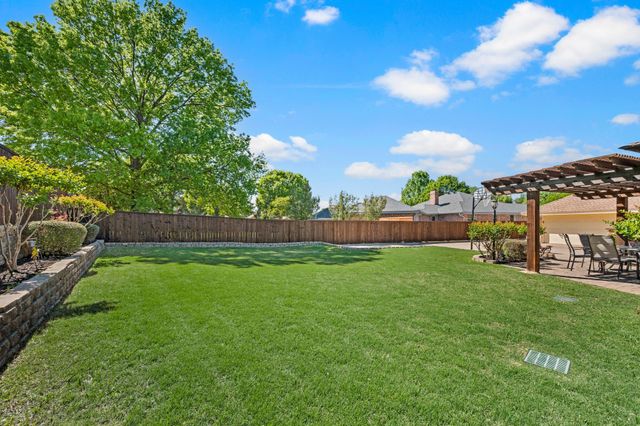 517 Highland Park Drive, Hurst, TX 76054
