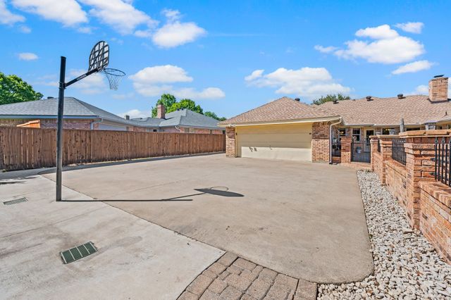 517 Highland Park Drive, Hurst, TX 76054