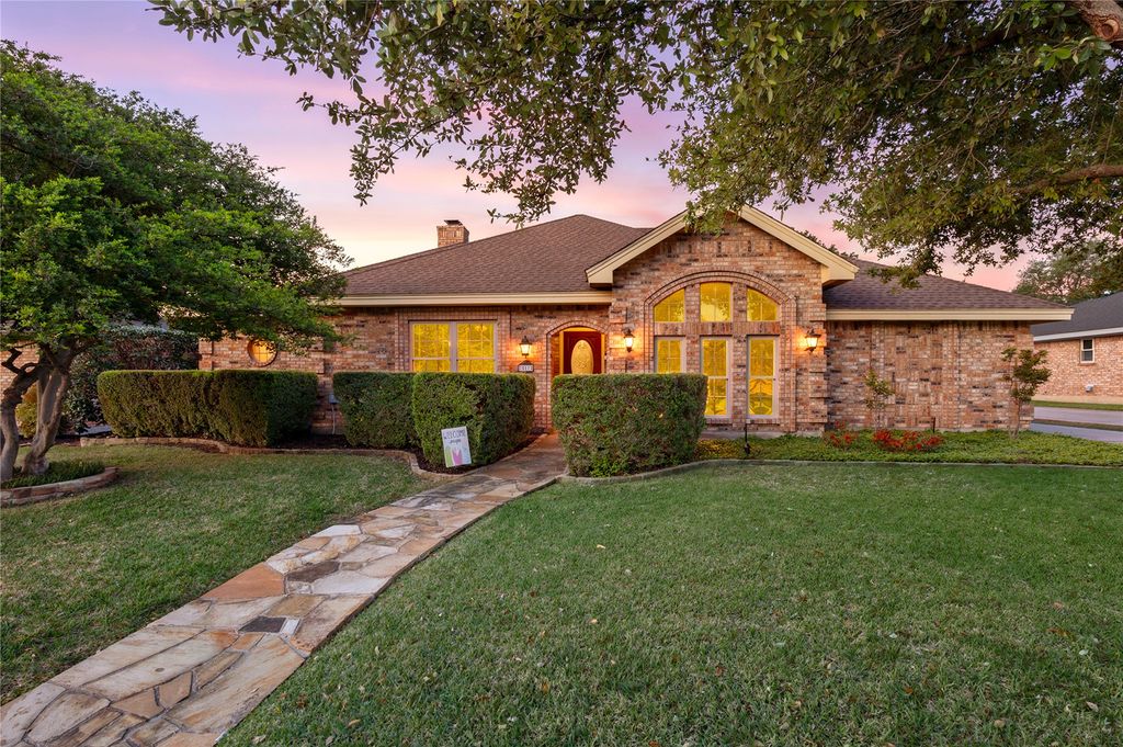 517 Highland Park Drive, Hurst, TX 76054