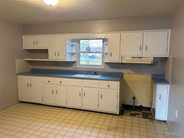 1601 Foster Drive, Belleville, IL 62226