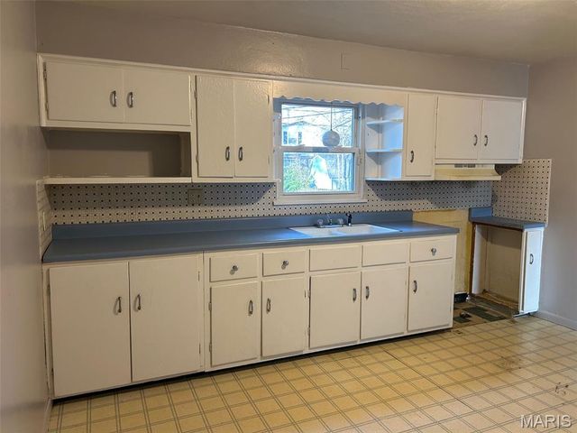 1601 Foster Drive, Belleville, IL 62226
