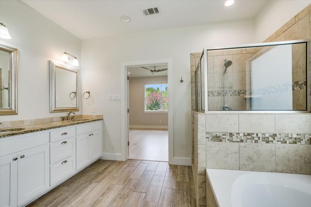 416 Hi CIR W B, Horseshoe Bay, TX 78657