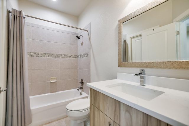 416 Hi CIR W B, Horseshoe Bay, TX 78657