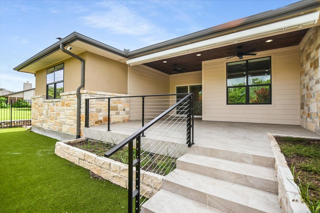 416 Hi CIR W B, Horseshoe Bay, TX 78657