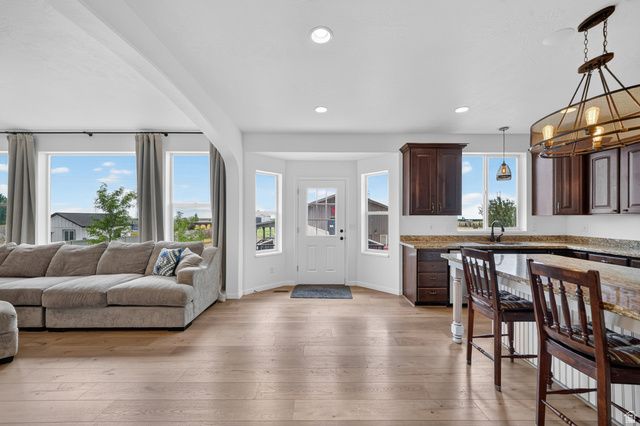 1672 EQUESTRIAN PARK WAY, Kaysville, UT 84037