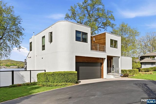 28 Glen Court, Pompton Lakes, NJ 07442