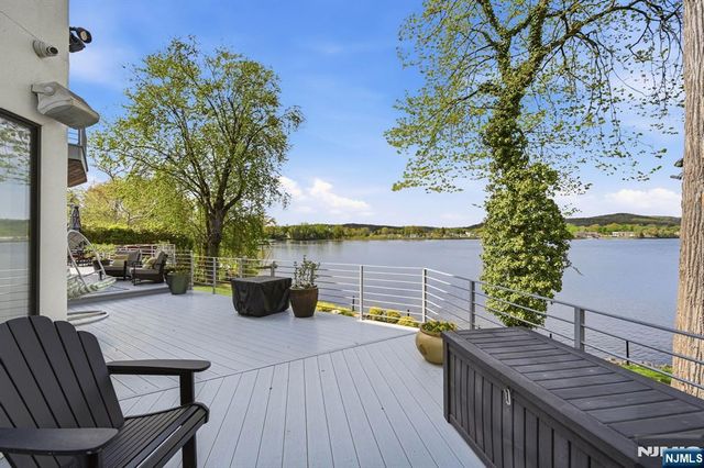 28 Glen Court, Pompton Lakes, NJ 07442