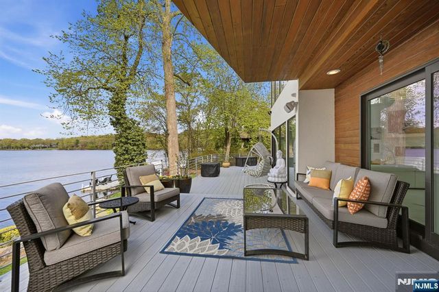 28 Glen Court, Pompton Lakes, NJ 07442