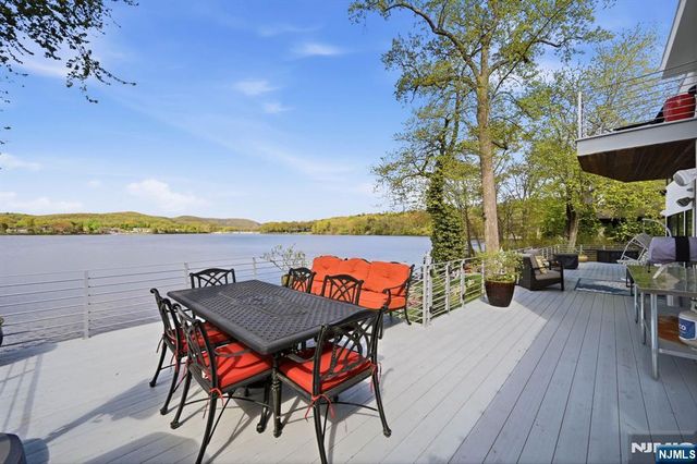 28 Glen Court, Pompton Lakes, NJ 07442