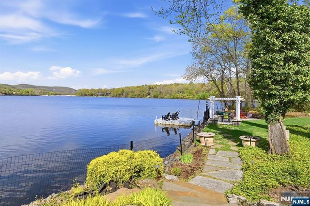 28 Glen Court, Pompton Lakes, NJ 07442