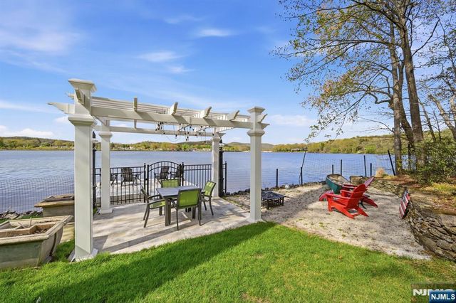 28 Glen Court, Pompton Lakes, NJ 07442