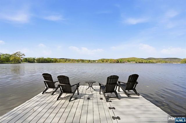 28 Glen Court, Pompton Lakes, NJ 07442