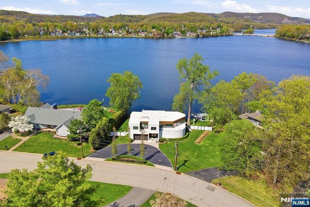 28 Glen Court, Pompton Lakes, NJ 07442