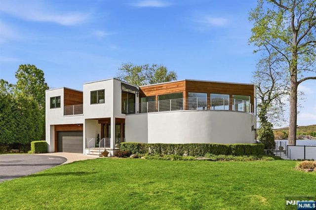 28 Glen Court, Pompton Lakes, NJ 07442