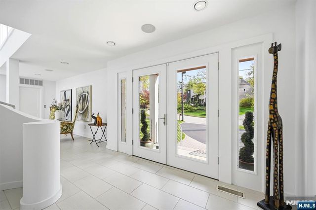 28 Glen Court, Pompton Lakes, NJ 07442