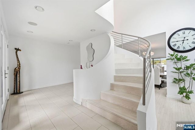 28 Glen Court, Pompton Lakes, NJ 07442