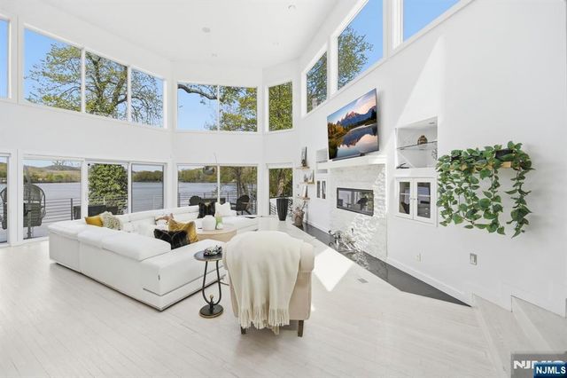 28 Glen Court, Pompton Lakes, NJ 07442