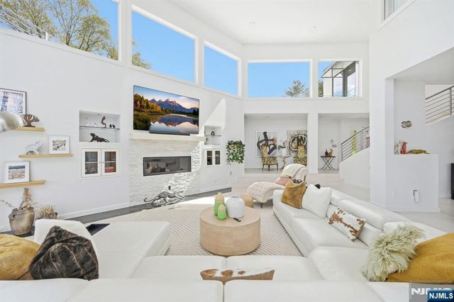 28 Glen Court, Pompton Lakes, NJ 07442