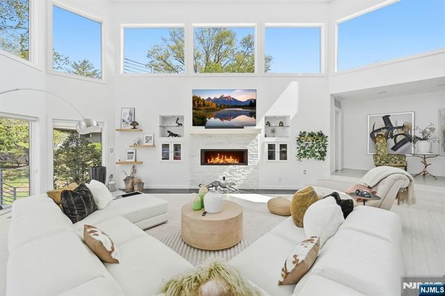 28 Glen Court, Pompton Lakes, NJ 07442